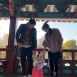 Seo Yeong Instagram - D-1 소이 돌 전야제ㅎ 남편과 동네 공원에서 찰칵📸 너무 추워서 코끝이 빨간데도 천하무적 소이는 컨디션 최상으로 돌 하루전까지 왔다ㅎ 소이를 품은채로 결혼식을 너무 성대하게 치르며 감사하게도 너무 많은 사람들의 축하를 받아서 돌잔치는 셀프로 해주기로 했는데 나날이 발전하는 남편의 사진실력덕에 짧고 굵게 샤샤샥! 이게 더 의미있고 오래 기억에 남을것 같아💗 내일도 화이팅해서 돌상 잘 차려주자 남편아ㅎ #한복입은만두 #1년이라니 #감개무량한밤 #myonlyone
