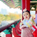 Seo Yeong Instagram - D-1 소이 돌 전야제ㅎ 남편과 동네 공원에서 찰칵📸 너무 추워서 코끝이 빨간데도 천하무적 소이는 컨디션 최상으로 돌 하루전까지 왔다ㅎ 소이를 품은채로 결혼식을 너무 성대하게 치르며 감사하게도 너무 많은 사람들의 축하를 받아서 돌잔치는 셀프로 해주기로 했는데 나날이 발전하는 남편의 사진실력덕에 짧고 굵게 샤샤샥! 이게 더 의미있고 오래 기억에 남을것 같아💗 내일도 화이팅해서 돌상 잘 차려주자 남편아ㅎ #한복입은만두 #1년이라니 #감개무량한밤 #myonlyone