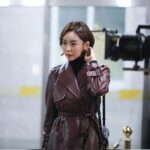 Seo Yeong Instagram - 머리카락을 다시 잘라? 길러? 아...복귀까진 마지막으로 머리 좀 길러보려했더니 신소이가 죄다 뜯어놔... 지금 어깨정도인듯 한데... 하루종일 노느라 손에 땀이 흥건히 젖어있는 손으로 머리잡히잖아요? 와... 진짜 고사리같은 쪼꼬만 손이 힘이 얼마나 센지 눈물이 남요... 내 딸이니까 참아요......🙃 #머리카락뜯기는소리 #표정관리안됨 #특히구렛나루 #돌아기랑신경전 #너내가누군지모르지 #다행인줄알아 #엄마가이길거야 #aorb #naverendingstory