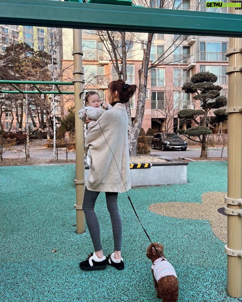 Seo Yeong Instagram - 아주 오랜만에 푹 쉰 주말😍 우리 가족 넷🖤❤️💛🤎 #오늘같은밤이면 #과자먹고싶다 #여보과자많이사와 #goodmoment #goodnight