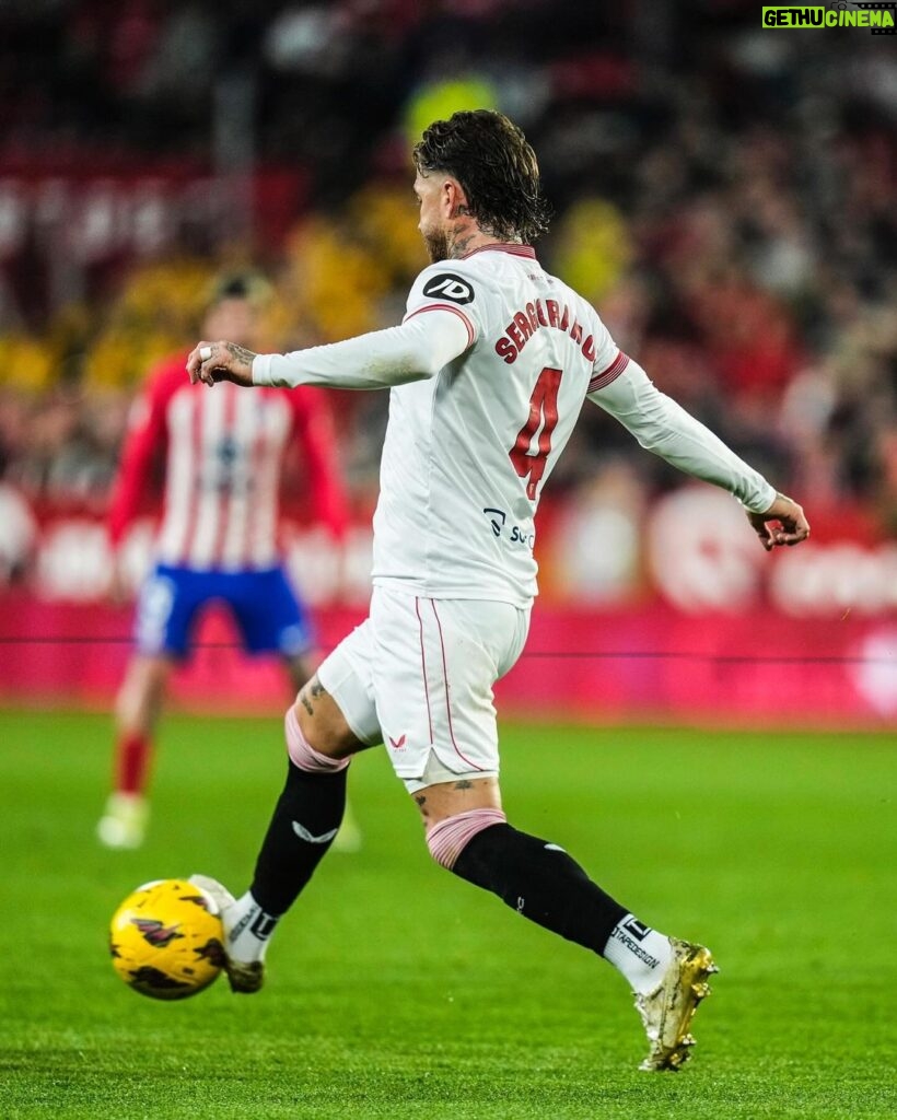 Sergio Ramos Instagram - Una gran tarde de fútbol en el Sánchez-Pizjuán. Victoria importante y portería a cero. Enorme nuestra afición. ¡Es cuestión de creer! Nunca te rindas. ¡Seguimos, @sevillafc! ⚪️🔴 A great afternoon of football at the Sánchez-Pizjuán. Important win with a clean sheet. Our fans were huge. Always believe. Never give up! Onwards, Sevilla! ⚪️🔴