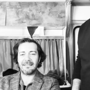 Serhan Süsler Instagram - Bazen teslim olmak gerek, akışa bırakmak; gideceğin yeri ve yelkenleri dolduran esintiyi... 😁🤩 Sağ olun emeğinize, dikkatinize, sabrınıza ve çıkarttığınız işe. @recepaydinnnn @wakeup_ms 
💙🥖🥜🤘🏻👊🏻#edho #edhoyenisezonda #güven #eskiyadunyayahukumdarolmaz #sinirsizlar #edhotv #atvtürkiye