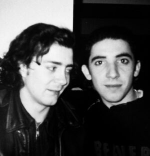 Serhan Süsler Instagram - #tbt Alpakino ve Convoyt  şaka 😊@mertturak ve ben #2001 #küçükadamneoldusana #yinyang #mertturakcandır #☯️ #blackandwhite #bnwphotography #bnw_kings #bnw_greatshots #bnwmood