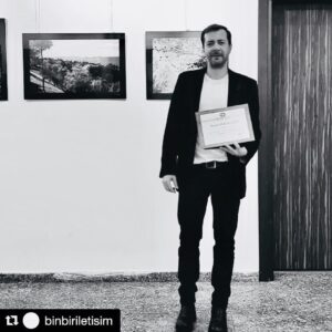 Serhan Süsler Instagram - Ekin Yazın Dostları❤️ Yılın yardımcı erkek oyuncusu ödülünü bana layık görmüşler...Tiyatroya kafa yoran herkese binlerce teşekkür ederim.  #yaşasıntiyatro #nehrinsolgunyüzü #istdt #actorslife #goodvibesonly #kevincross #awardwinner