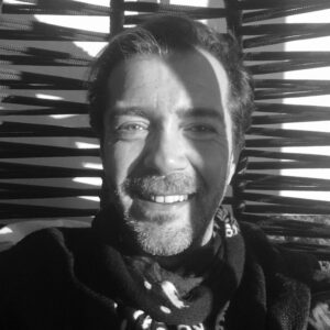 Serhan Süsler Instagram - Bazen gülümsemek gerek.
