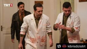 Serhan Süsler Instagram - #Repost @kibrisdizisitrt with @make_repost
・・・
"BİR ZAMANLAR KIBRIS"TA EKRANA GELEN O SAHNE HERKESİ GÖZYAŞLARINA BOĞDU!

“Bir Zamanlar Kıbrıs”ın dün akşam yayınlanan bölümü yürekleri dağladı. Dizide, Kıbrıs’ta yaşanan katliamın trajik sembolü haline gelen Dr. Binbaşı Nihat İlhan’ın banyo küvetinde kurşuna dizilen ailesinin sarsıcı görüntüleri izleyenleri gözyaşlarına boğdu.
Yüzlerce masum insanın katledildiği saldırıların trajik sembolü haline gelen ve hafızalarda yer eden Dr. Binbaşı Nihat İlhan’ın eşi ve üç çocuğunun trajik ölümü 58 yıl sonra ilk kez Bir Zamanlar Kıbrıs’ta ekrana geldi. 

Dr. Binbaşı Nihat İlhan’ı, Serhan Süsler’in canlandırdığı dizide, İlhan, katliamda yaralananları tedavi ettiği sırada, ailesinin uğradığı saldırıdan habersiz Ankaralı’dan (Serkan Çayoğlu) yardım istedi. Ankaralı’nın aileyi koruma altına almak için gittiği evde yaşanan vahşetle yüzleşmesi izleyenleri yıllar sonra yeniden o yıllara götürdü. Dizinin yayınlanan ikinci bölümü Dr. Binbaşı Nihat İlhan’ın eşi ve üç çocuğuna adandı.

Gerçek bir varoluş mücadelesi #BirZamanlarKıbrıs her perşembe 20.30’da @trt1 'de 🍁