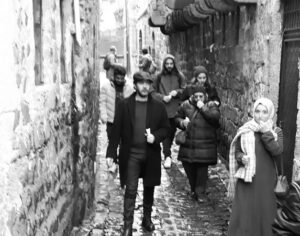 Serhan Süsler Instagram - Diyarbakır turnesi muhteşemdi.  #jacquesetsonmaître #jacquesileefendisi #milankundera @ff.atabey #diyarbakır #amed #sur #turne @resttiyatro