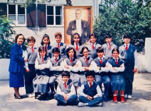 Serhan Süsler Instagram - 23 Nisan 1986. Beni bulun. 😊 #atatürk #cumhuriyet #ulusalegemenlikveçocukbayramı #23nisan #mustafakemalatatürk .