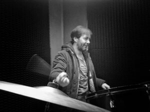 Serhan Süsler Instagram - #feeltherhythm #musicissoundsoffeelings #improvise #kutsal #günlerde #ek #iş #yapılır