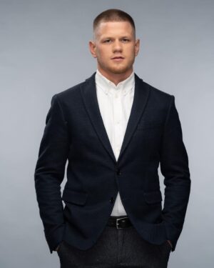 Serhii Filimonov Instagram - Шо скажете ребята?
К лицу мне серьезность? 
Или шорты и футболка «Гонор» лучше?