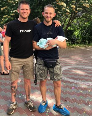 Serhii Filimonov Instagram - Сегодня в наших рядах праздник, у нас пополнение. 🔥🔥🔥
Спасибо @chuchupak и @kuzmenko_kate  за это!❤️❤️❤️ P.S. Батя на радостях бахилы забыл снять😄😄😄