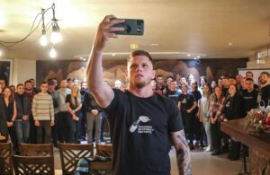 Serhii Filimonov Instagram - Протест - это самый эффективный способ  защитить свои права от несправедливости. Протесты меняют законы, меняют президентов. Это неотъемлемый элемент развития общества. Люди должны знать как эффективно доносить свою мысль с помощью улицы. Именно для этого мы создали “Академию уличного протеста”. К сожалению мы не смогли обучить всех желающих, на одно место было 5 анкет. Но для нас это мотивация расти. 
Дальше будет! 
#Филя #АВП #АкадеміяВуличногоПротесту