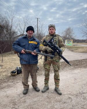 Serhii Filimonov Instagram - Дуже тішить зустрічати таких людей в селах на передовій! 

Разом ми сила!
