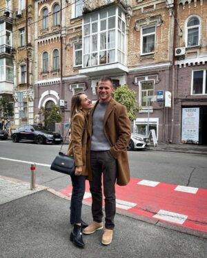 Serhii Filimonov Instagram - Сьогодні мені 27!

Підсумовувати життя не буду, але хочу підсумувати свій 26 рік.

За нього я встиг: зіграти головну роль в кіно і подивитись його на Венеційському кінофестивалі; пройти відбір на навчання в УШПС і отримати стипендію імені моєї подруги Катерини Гандзюк; почати навчання в Українському Католичному Університеті; ну і трошки домашнього арешту.

За цей рік я переконався, що в нас є сили і всі можливості боротись за справделивість, а отже є шанс на майбутнє. Ми змогли відстояти своїх. Зі збиттям чорта в нас з’явився шанс на реформу МВС, а в мене можливість знову їздити за кордон.

А ще в мене дуже швидко росте син. Є дружина, яку я кохаю. Багато старих і нових друзів. І бажання ставати кращим. 

Тому дякую всім за привітання – ви робите мені свято кожен день!)