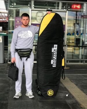 Serhii Filimonov Instagram - Как вам такая хуйня ребята? 
 
8 января, в 4:00 утра, я был в аэропорту Борисполь. Проверка документов, сдача багажа, паспортный контроль, история в инсту.

Дальше самолёт в Амстердам. Переживал, потому что с Европы могли депортировать. База SIS, в которую ,нас с пацанами, внесли за протесты	 против Авакова. Всё прошло гладко. Пересадка 6 часов и самолёт в Мехико.

Перелёт занял 12 часов ,последнии 2 часа начала кукуха ехать, каждая минута ощущалась как вечность.  Летели всей семьей , 14 человек из которых 3 ребёнка и беременная жена брата. Короче как-то долетели. И только в руки погранчихе попадает мой паспорт, паскуда сразу бежит с ним  в комнату и нас всех принимают. 2 часа маринада, я заполнил 4 раза почти одинаковые анкеты. По итогу всех пускают кроме меня. Говорят, что Украина запросила меня не пускать. ЗАЧЕМ было выпускать БЛЯДИ поганые??? Видели же что с ребёнком лечу.

Кстате анкетные вопросы были по типу: 

-умеете ли вы пользоваться оружием?
-какую политическую партию поддерживаете?
-в какой организации состоите? 

Лере и Оресту разрешают въезд не смотря на батю «преступника». У меня забирают телефон и не дают возможность звонка (нарушение прав человека). Братья начали звонить в посольство, но там даже не взяли трубки. Жене обещают что сейчас всё решиться, а в это время меня уводят на самолёт. 10 часов и снова Амстердам. Там 19 часов пересадки.  Дальше 3 часа самолёт в Киев.  58 часов дороги.

10 января в 13:36 я снова в Киеве. Короче братва Мексику не советую. Не понравилось :)