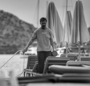 Serkan Altunorak Instagram - Sevgili Kaan, Ezgi, Erkut ve Yılmaz bana otelinizin kapılarını açtığınız ve yedi ay boyunca evimden daha çok evimdeymiş gibi hissettirdiğiniz için hepinize ayrı ayrı teşekkür ederim… İskelenizi spor salonuna çevirdiğim, buzdolabınızı sadece sağlıklı yiyeceklerle doldurduğum ve her sabah smoothie yaparken çıkardığım ses için tekrar kusura bakmayın, çok özleneceksiniz:)))… @supselimiye bir harikaydı, en güzel anılarda yerini aldı..❤️