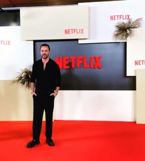 Serkan Altunorak Instagram - @netflixturkiye ❤️🍸✨