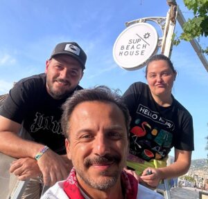 Serkan Altunorak Instagram - Sevgili Kaan, Ezgi, Erkut ve Yılmaz bana otelinizin kapılarını açtığınız ve yedi ay boyunca evimden daha çok evimdeymiş gibi hissettirdiğiniz için hepinize ayrı ayrı teşekkür ederim… İskelenizi spor salonuna çevirdiğim, buzdolabınızı sadece sağlıklı yiyeceklerle doldurduğum ve her sabah smoothie yaparken çıkardığım ses için tekrar kusura bakmayın, çok özleneceksiniz:)))… @supselimiye bir harikaydı, en güzel anılarda yerini aldı..❤️