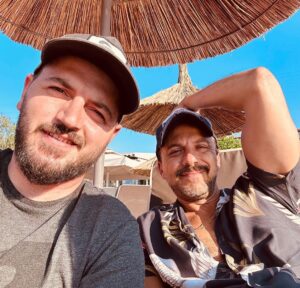Serkan Altunorak Instagram - Sevgili Kaan, Ezgi, Erkut ve Yılmaz bana otelinizin kapılarını açtığınız ve yedi ay boyunca evimden daha çok evimdeymiş gibi hissettirdiğiniz için hepinize ayrı ayrı teşekkür ederim… İskelenizi spor salonuna çevirdiğim, buzdolabınızı sadece sağlıklı yiyeceklerle doldurduğum ve her sabah smoothie yaparken çıkardığım ses için tekrar kusura bakmayın, çok özleneceksiniz:)))… @supselimiye bir harikaydı, en güzel anılarda yerini aldı..❤️