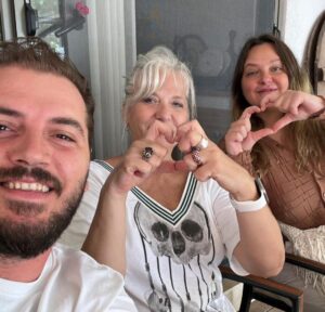 Serkan Altunorak Instagram - Sevgili Kaan, Ezgi, Erkut ve Yılmaz bana otelinizin kapılarını açtığınız ve yedi ay boyunca evimden daha çok evimdeymiş gibi hissettirdiğiniz için hepinize ayrı ayrı teşekkür ederim… İskelenizi spor salonuna çevirdiğim, buzdolabınızı sadece sağlıklı yiyeceklerle doldurduğum ve her sabah smoothie yaparken çıkardığım ses için tekrar kusura bakmayın, çok özleneceksiniz:)))… @supselimiye bir harikaydı, en güzel anılarda yerini aldı..❤️