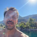 Serkan Altunorak Instagram - Sevgili Kaan, Ezgi, Erkut ve Yılmaz bana otelinizin kapılarını açtığınız ve yedi ay boyunca evimden daha çok evimdeymiş gibi hissettirdiğiniz için hepinize ayrı ayrı teşekkür ederim… İskelenizi spor salonuna çevirdiğim, buzdolabınızı sadece sağlıklı yiyeceklerle doldurduğum ve her sabah smoothie yaparken çıkardığım ses için tekrar kusura bakmayın, çok özleneceksiniz:)))… @supselimiye bir harikaydı, en güzel anılarda yerini aldı..❤️ S.U.P Selimiye