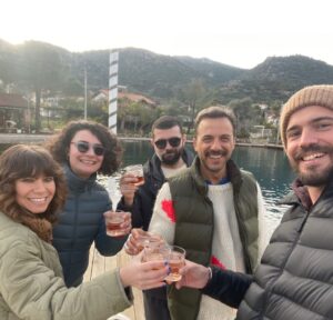 Serkan Altunorak Instagram - Sevgili Kaan, Ezgi, Erkut ve Yılmaz bana otelinizin kapılarını açtığınız ve yedi ay boyunca evimden daha çok evimdeymiş gibi hissettirdiğiniz için hepinize ayrı ayrı teşekkür ederim… İskelenizi spor salonuna çevirdiğim, buzdolabınızı sadece sağlıklı yiyeceklerle doldurduğum ve her sabah smoothie yaparken çıkardığım ses için tekrar kusura bakmayın, çok özleneceksiniz:)))… @supselimiye bir harikaydı, en güzel anılarda yerini aldı..❤️