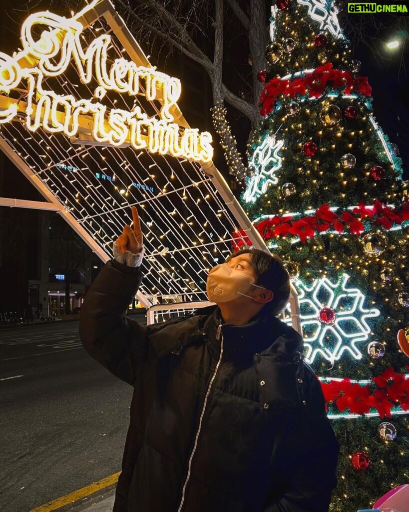 Seungkwan Instagram - 🎄🤝