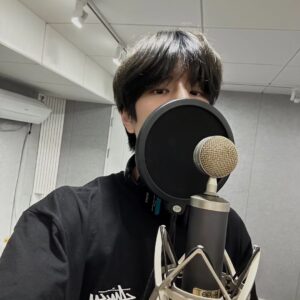 Seungmin Instagram - 강아지를 참 좋아하고 행복한 가족이 되어주고 싶은 저지만, 시간이 지나 언젠가 이별하는 시기가 온다면 세상이 무너질 것 같은 느낌에, 너무 두렵고 감당하지 못 할 것 같은 마음에 다가가지 못하겠다는 내용으로 어느날 촬영 도중에 한이와 이야기를 나누는 도중이었습니다. 조심스럽지만 이런 이야기에 영감을 받아 저를 생각하면서 얼른 곡에 담아보겠다며 스케줄 마치고 해가 뜰때까지 쏟아부어 이 곡 어떻냐며 데모 보내준 날 아침은 잊지 못할 것 같아요. 부르면서도 무거운 마음이 많이 느껴졌던 곡, 우리팀 천재 프로듀서들이 선물해준 소중한 곡입니다. 많은 분들께 위로가 될 수 있으면 좋겠고, 세상 모든 강아지들과 주인분들이 행복했음 좋겠어요.

#HoldOn #SKZ_RECORD