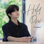 Seungmin Instagram - 강아지를 참 좋아하고 행복한 가족이 되어주고 싶은 저지만, 시간이 지나 언젠가 이별하는 시기가 온다면 세상이 무너질 것 같은 느낌에, 너무 두렵고 감당하지 못 할 것 같은 마음에 다가가지 못하겠다는 내용으로 어느날 촬영 도중에 한이와 이야기를 나누는 도중이었습니다. 조심스럽지만 이런 이야기에 영감을 받아 저를 생각하면서 얼른 곡에 담아보겠다며 스케줄 마치고 해가 뜰때까지 쏟아부어 이 곡 어떻냐며 데모 보내준 날 아침은 잊지 못할 것 같아요. 부르면서도 무거운 마음이 많이 느껴졌던 곡, 우리팀 천재 프로듀서들이 선물해준 소중한 곡입니다. 많은 분들께 위로가 될 수 있으면 좋겠고, 세상 모든 강아지들과 주인분들이 행복했음 좋겠어요. #HoldOn #SKZ_RECORD