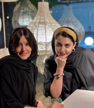 Shabnam Ghorbani Instagram - نه تولدشه نه هیچ چیز دیگه فقط خواستم بگم ، ایشون یکی از کسایی که خیلی باهاش میخندم 

پردیس عاشق توپ شیطونکه و از صد فرسخی تشخیصش میده 🤦🏻‍♀️
@pardisahmadiyeh