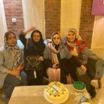 Shahin Taslimi Instagram - سرِ صحنه #سريال_ميانبر #تولد #بهنوش_بختیاری 🎂 _____________________________ #شهين_تسليمي #بهنوش_بختیاری #رضاشفيعي_جم #ميانبر #سريال #طنز #كمدي #تلويزيون #سينما #ايران #بازيگران #پشت_صحنه #تولدت_مبارک #بازيگران #بازيگران_زن #بازيگران_ايراني Tehran, Iran