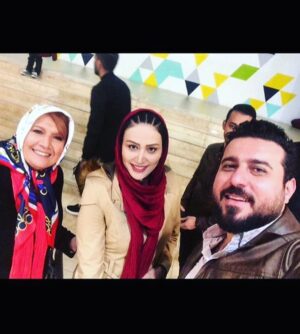 Shahin Taslimi Instagram - اکران خصوصی فیلم لونه زنبورباتفاق  محسن کیایی عزیز  ودوست خوبم نیوشا مدبر  به کارگردانی  استاد برزو نیک نژاد
 #فیلم#اکران#بازیگر#محسن-کیایی#شهین-تسلیمی# نیوشامدبر