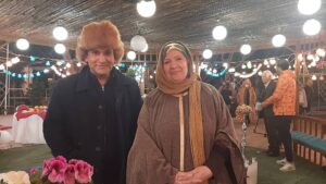 Shahin Taslimi Instagram - آقای ارش معیریان یکی از بهترین  کارگردان ها  هستن که بسیار با اخلاق کار بلد مهربان و از همه مهم تر یک کارنامه عالی تو رزومشون دارن. برای چندمین بار افتخار همکاری باهاشون رو‌ داشتم.این عکس مربوط به سریال پلاک سیزده می باشد #شهین_تسلیمی  #ارش معیریان  #سریال  #سریال_ایرانی  #عیدنوروز  #عید  #شبکه۳