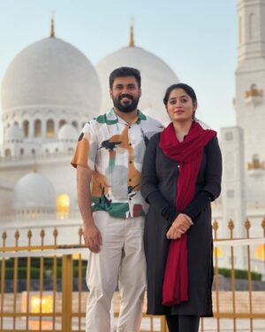 Shambhavy gurumoorthy Instagram - Wishing you all a very happy new year 2024✨❤️

#samandprasi #trending #instagood #instagram #instadaily #newyear #positivevibes #newyearnewme #happynewyear2024 #love #virtualhugs