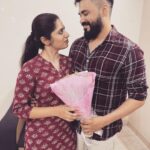 Shambhavy gurumoorthy Instagram - விதியின் தேவையோ அல்லது மதியின் தேவையோ நான் அறியேன் , உன் பரிசம் பட்ட நொடி மதியை தாண்டிய ஓர் அழகு என் வாழ்வின் விதியாய் மனம் கோர்த்ததென நான் அறிவேன். பட்ட காயங்களின் மருந்தாய் , உற்ற தோழனின் உறவாய் நீ மாற , சிந்திய சிரிப்பின் காட்சியாய் உன்னுடன் நான் நடக்க பாதையின் தூரம் நான் மறந்தேன். என் உடல் உணர்கின்ற என் சுவாசத்தின் இறுதிவரை உனை கொடுத்ததட்கு யாரிடம் நன்றி சொல்வேன் விதியிடமா இல்லை ? 😘😘 Happy 1st year anniversary my dear pondati ❤️❤️ #sam&prasi #anniversary #weddinganniversary #tamilcouples #chennaicouple #1stanniversary #memories #blissful