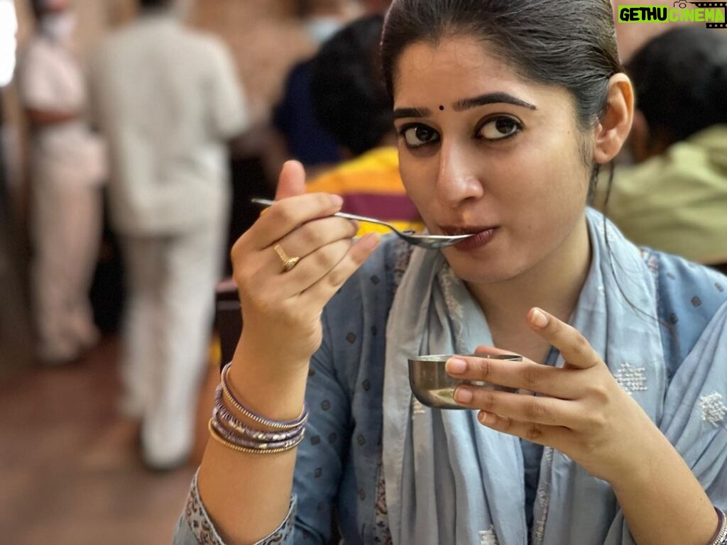 Shambhavy gurumoorthy Instagram - When the food is too yummm !!! It becomes everything ❤️❤️ P:s - food ae parthutu shopping ae padhila kaivita moment🫢🤪 #sam&prasi #shoppingday #foodcoma #lovefood #goodday #dayspentwell #streetshopping #funfilledday #bestday #nofilter #nomakeup