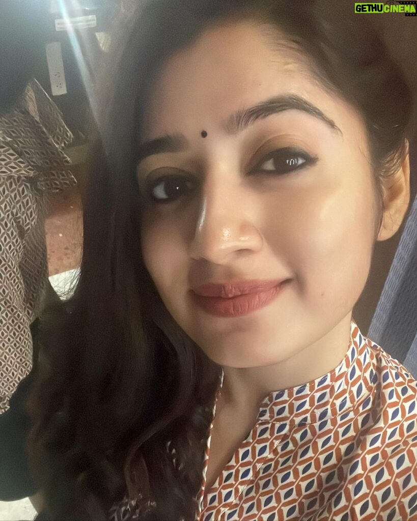 Shambhavy gurumoorthy Instagram - 🌷 #selfie #smilemore #smile #positivevibes #nofilter #nomakeup #beingme #happyday #happyvibes #instagood #instamood #instaphoto Sun TV Network