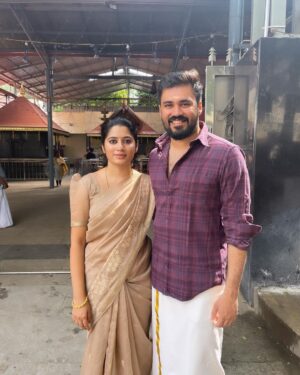 Shambhavy gurumoorthy Instagram - Happy Diwali 🪔 

#samandprasi #tamilcouple #diwali #festival #tamilculture #treditional #trending #trendingcouple #insta #instagood #instalike #instafamous #youtuber #happycouple #husbandandwife