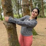 Shambhavy gurumoorthy Instagram - Happy me😅 #samandprasi #trending #instagood #instadaily #happyweekend #happylife #tamil #youtuber #tamilyoutuber #actress #vacation Ooty, Nilgiris Hill Station