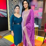 Shambhavy gurumoorthy Instagram - One memorable pic with the gorgeous @vimraman mam❤️ #trending #instagood #instadaily #trendinhpicture #vanakkamthamizha #suntv #geminitv #show #workingday #happyme #samandprasi