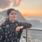 Shambhavy gurumoorthy Instagram - Gratitude post ✨ Grateful for everyday of 2023🌸 and welcoming the new year 2024 ❤️with resolve to find the opportunities hidden in each new day with smile on all of your faces 😇 With love , Sam & prasi❤️ Jebel Jais (Ras Al Khaimah) - Highest Point Of UAE