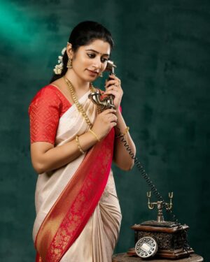 Shambhavy gurumoorthy Instagram - Traditional vibes 🌸

#sam&prasi #trendingsongs #tamil #trending #insta #instamood #instadaily #traditional #instalike