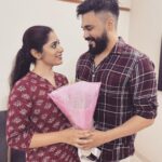 Shambhavy gurumoorthy Instagram - விதியின் தேவையோ அல்லது மதியின் தேவையோ நான் அறியேன் , உன் பரிசம் பட்ட நொடி மதியை தாண்டிய ஓர் அழகு என் வாழ்வின் விதியாய் மனம் கோர்த்ததென நான் அறிவேன். பட்ட காயங்களின் மருந்தாய் , உற்ற தோழனின் உறவாய் நீ மாற , சிந்திய சிரிப்பின் காட்சியாய் உன்னுடன் நான் நடக்க பாதையின் தூரம் நான் மறந்தேன். என் உடல் உணர்கின்ற என் சுவாசத்தின் இறுதிவரை உனை கொடுத்ததட்கு யாரிடம் நன்றி சொல்வேன் விதியிடமா இல்லை ? 😘😘 Happy 1st year anniversary my dear pondati ❤️❤️ #sam&prasi #anniversary #weddinganniversary #tamilcouples #chennaicouple #1stanniversary #memories #blissful