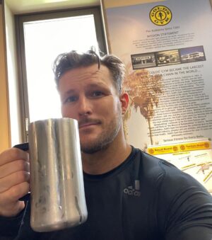 Shane Veryzer Instagram - Good as Golds mate.
#TMDK @goldsgym.kobemotomachi
#gym #fitness #sleeves