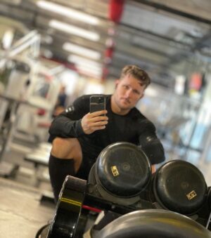 Shane Veryzer Instagram - Good as Golds mate.
#TMDK @goldsgym.kobemotomachi
#gym #fitness #sleeves