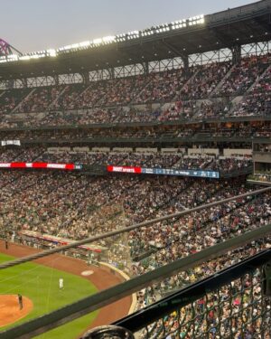 Shang-Fei Wang Instagram - Let’s go mariners 🔥
很幸運
可以連續兩場看到水手跟紅襪的對決
感謝我哥🤪

一方面要幫地主隊水手加油
一方面要幫紅襪張育成加油
沒有一刻是閒下來的😂

最喜歡最後一支影片的粉絲
全場的焦點
攝影師很懂抓
每次的音樂嗨點都會把鏡頭放回這位粉絲上
太可愛！
最終他獲得「最有價值粉絲」
😂 真的是非他不可

#seattle #mariners