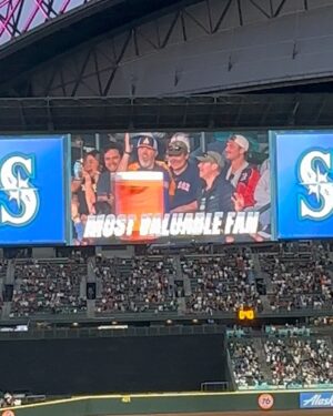 Shang-Fei Wang Instagram - Let’s go mariners 🔥
很幸運
可以連續兩場看到水手跟紅襪的對決
感謝我哥🤪

一方面要幫地主隊水手加油
一方面要幫紅襪張育成加油
沒有一刻是閒下來的😂

最喜歡最後一支影片的粉絲
全場的焦點
攝影師很懂抓
每次的音樂嗨點都會把鏡頭放回這位粉絲上
太可愛！
最終他獲得「最有價值粉絲」
😂 真的是非他不可

#seattle #mariners
