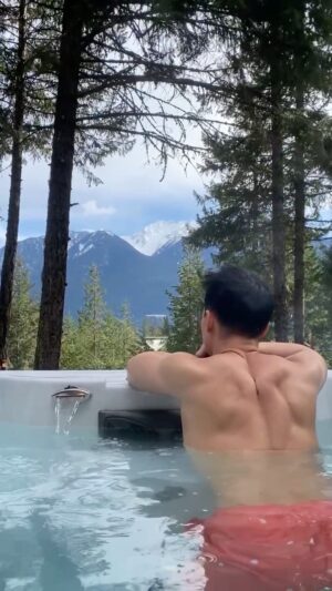 Shannon Kook Instagram - A weekend getaway 🏡 🪵 🔥