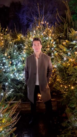 Shannon Kook Instagram - Technical difficulties at The Christmas Tree Maze 🎄
#EdinburghChristmasMarket #Christmas2021 #edinburghscotland