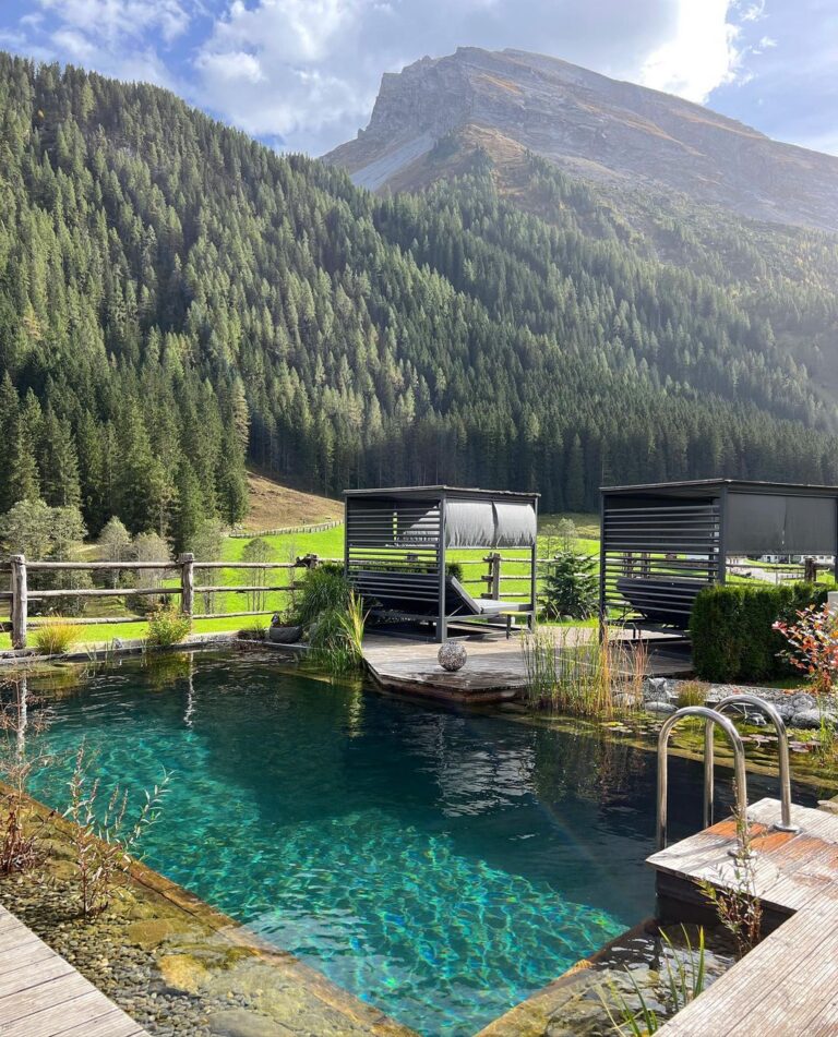 Sharon Battiste Instagram - 🍀 G E W I N N S P I E L 🏔️ - Anzeige Unsere Zeit in Österreich war einfach der Hammer – Natur, Berge und jede Menge Entspannung 😍 Danke an das gesamte Team von @alpinhotel.berghaus für diese tolle Zeit 💚 Jetzt könnt ihr dasselbe erleben, denn wir verlosen gemeinsam mit @alpinhotel.berghaus , 7 Nächte, Berghaus Komfort-Suite mit Private-Spa (eigene Sauna 🧖🏾‍♀️ 🧖🏻), Halbpension (Frühstück, Nachmittagsjause und 5-gängiges Abendmenü, Exkl. Getränke) 💚🏔️ Mitmachen ist kinderleicht: - Doppelklick für den Like, damit wir wissen, dass ihr Bock habt! 🤩 - Markiert euren Bergbuddy in den Kommentaren 👬 - Folgt @alpinhotel.berghaus , @janhoffmann__ und @sharonbattiste_ 🏔️ Hier sind die weiteren Fakten: Du darfst teilnehmen wenn du über 18 Jahre alt bist. Die Gewinner werden aus dem Hut gezaubert und via DM persönlich benachrichtigt. 🪄 Gewinnspiel hat keinen Zusammenhang mit Instagram. Rechtsweg und Barauszahlung ausgeschlossen. Reisezeitraum außerhalb von Ferienzeiten und nach Absprache mit @alpinhotel.berghaus 🏔️ Die Teilnahme endet am 22.10.2023 um 20 Uhr. Viel Glück 💚🏔️🍀 #gewinnspiel #alpinhotelberghaus #auszeitindenbergen #österreichurlaub Alpinhotel Berghaus Wellness & SPA